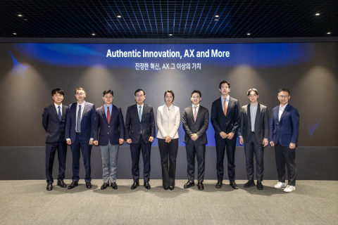 더존비즈온은 지난 27일 서울 중구 더존을지타워에서 ‘2026년 비전 선포식’을 개최했다. 왼쪽부터 더존비즈온 조선경 상무, 홍용선 부사장, 공동대표 지용구 사장·이강수 부회장, 