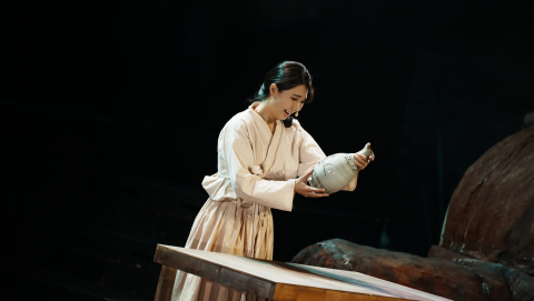 연극 ‘귀향_도조 이삼평’(2025년 지역특화브랜드공연 선정작) 중의 한 장면. 서화(탄은 이정의 딸)가 이삼평의 철화분청사기를 들고 있다. 이번 작품도 전작과의 내용이 연결되는 