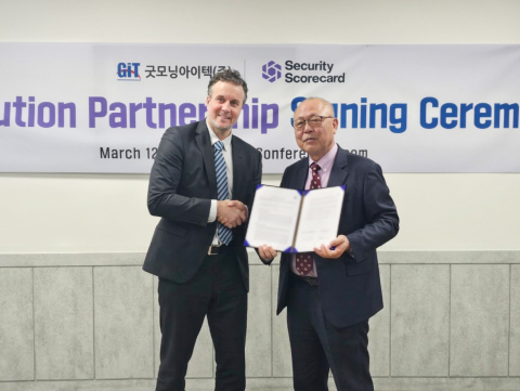 왼쪽부터 SecurityScorecard Matthew McKenna 국제 영업 총괄 사장, 굿모닝아이텍 이주찬 대표이사가 굿모닝아이텍 본사에서 진행된 전략적 파트너십 체결 이후 