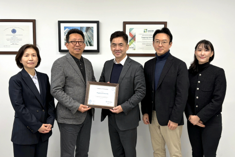 서강대학교 경영대학과 CFA Institute의 UAP 제휴식 참석자들이 기념 촬영을 하고 있다. 왼쪽부터 이영주 교수, 김도성 경영대학 학장, 정동우 CFA한국협회 회장, 강세환