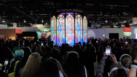 CES 2025 및 2025 레드닷 디자인 어워드 수상작 ‘OLED T Chandelier’