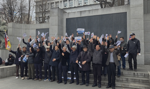 서울흥사단이 탑골공원에서 시민들과 ‘대한독립 만세삼창’을 재현하고 있다