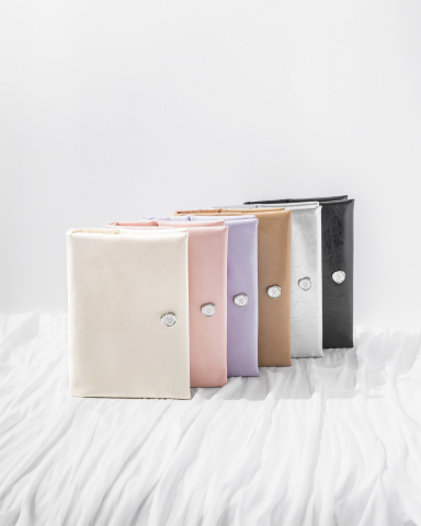 커먼누보 ‘글로시 북커버’ 라인업. 2026년 봄 시즌 신규 컬러인 라벤더를 포함한 6종 컬러로 구성됐으며, 유광 비건 레더 소재를 적용해 북커버 및 다이어리 커버로 활용할 수 있