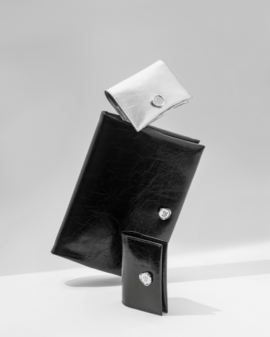 신규 출시된 커먼누보 ‘글로시 카드지갑’. 커먼누보의 베스트셀러인 ‘글로시 북커버(가운데)’의 디자인 요소를 반영했으며 블랙과 실버 두 가지 컬러로 구성돼 있다