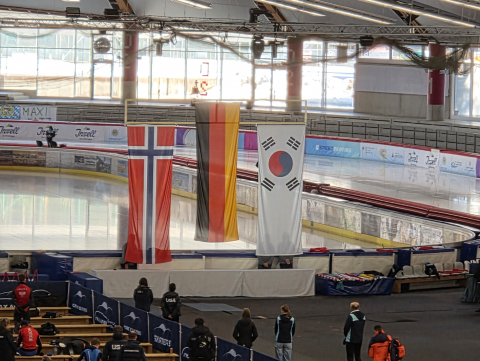 2026 ISU 세계 주니어 스피드 스케이팅 선수권대회 시상식에서 태극기가 게양되고 있다. 김은국 SRC재활병원 병원장은 이번 대회 의료감독관으로 참여했다