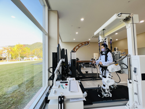 로봇 보행치료 장비 ‘워크봇’을 통해 반복적이고 정밀한 보행 훈련을 실시하며 기능 회복을 지원한다