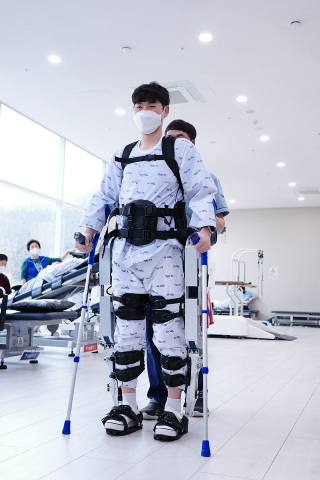 웨어러블 보행 재활로봇 ‘EA2PRO’를 활용해 환자 상태에 맞춘 보행 훈련과 기능 회복 치료가 진행된다
