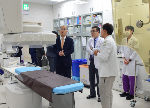 한국보훈복지의료공단 윤종진 이사장이 광주보훈병원 의료시설을 점검하고 있다