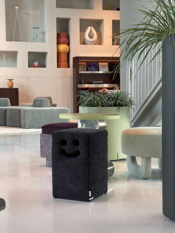 두바이 Isola Space 전시장에 비치된 오르막 하우스의 ‘스마일 스툴’