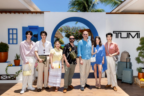 왼쪽부터 태국 셀러브리티 블루(Blue), 덩크(Dunk), 투미 글로벌 마케팅 및 이커머스 수석 부사장 질 크라이젤만(Jill Krizelman), 투미 글로벌 크리에이티브 디렉