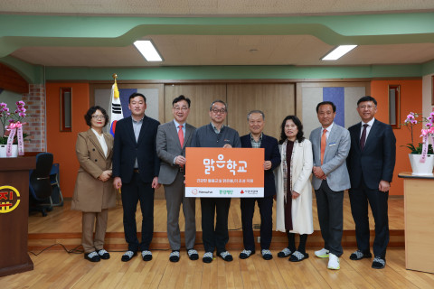 한화에어로스페이스 정인섭 사장, 하승철 하동 군수, 진교초등학교 정희철 교장 등이 기념 촬영을 하고 있다. 왼쪽부터 학교운영위원회 이춘선 위원장, 경상남도의회 김구연 의원, 하동군