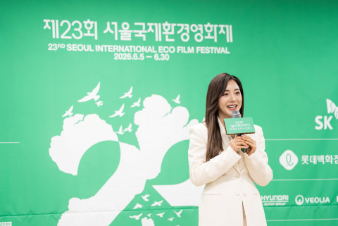 가수 바다가 21일 서울 중구 환경재단 레이첼카슨홀에서 열린 제23회 서울국제환경영화제 기자간담회에서 공식 홍보대사 ‘에코프렌즈’로 위촉된 소감을 밝히고 있다(출처: 환경재단)