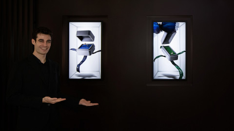 삼성전자 모델이 무안경 3D 디스플레이 32형 ‘스페이셜 사이니지’ 신제품을 소개하고 있다