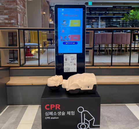 금천구시설관리공단은 구민의 응급 대응 역량을 높이고 생활 속 안전문화를 확산하기 위해 금나래문화체육센터에 심폐소생술 셀프 트레이너(자율실습기)를 도입했다고 밝혔다(사진=금천구시설관