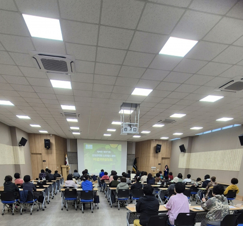 국제아로마테라피임상연구센터 최승완 교수가 영천농협 여성대학에서 ‘중년 여성 건강 힐링 아로마테라피프로그램’을 강연하고 있다