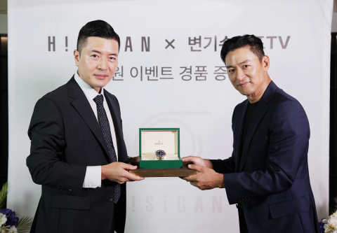 명품시계 거래 플랫폼 ‘하이시간’이 지난해 8월 주진모 배우에게 홀인원 이벤트 경품으로 ‘롤렉스 서브마리너’를 증정하고 기념사진을 촬영하고 있다