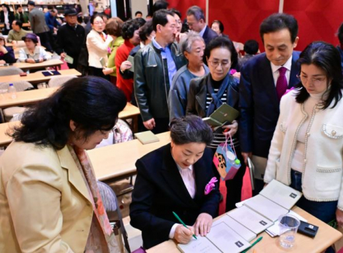 안준희 시인(한민족통일여성협의회 총재)이 사인회를 갖고 있다