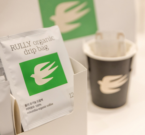 ‘커피 한 잔 = 드립백 1팩 증정’을 오랫동안 지켜온 룰리 스탠다드(Rully Standard)
