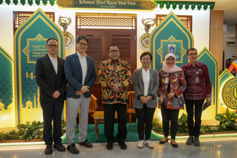 부산영상위원회 강성규 운영위원장(왼쪽에서 두 번째)이 자카르타 부주지사 및 관계 부처 미팅 후 기념촬영을 하고 있다