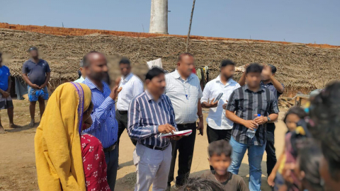 벽돌공장 구출현장에서 타밀나두 주정부 공무원들이 생존자들의 신원을 확인하고 있다