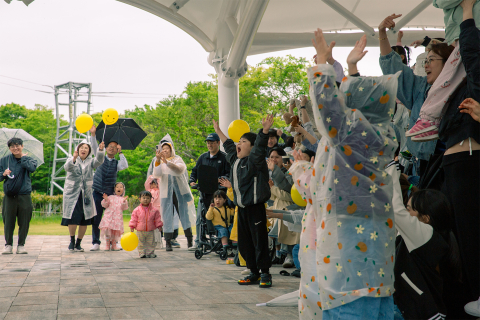판타지 포레스트 공연에서는 아이들에게 풍선을 나눠주는 등 특별한 이벤트가 준비돼 있다