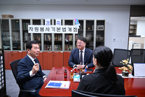 자원봉사기본법 전부개정법률안을 대표 발의한 신정훈 의원(전 국회 행안위원장, 왼쪽)과 박정석 한국자원봉사센터협회장(가운데)이 ‘자원봉사기본법’ 개정을 함께 축하하고 있다