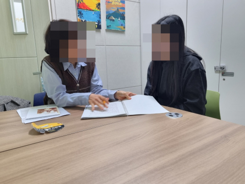 시립금천여자단기청소년쉼터에서 경계선 지능(느린 학습자) 청소년이 전문 강사와 1:1 맞춤형 인지·언어 학습을 진행하고 있다