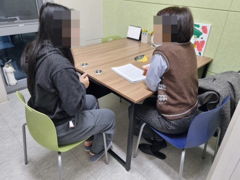 시립금천여자단기청소년쉼터에서 경계선 지능(느린 학습자) 청소년이 개인 수준에 맞춘 학습 지도를 통해 기초 학습능력 향상을 도모하고 있다