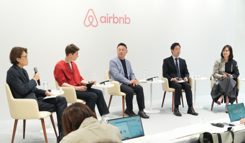 에어비앤비 ‘K-컬처, 여행의 시작이 되다’ 미디어 간담회에 참석한 패널 5인. 왼쪽부터 차례로 임희윤 문화평론가, 관광통역안내사 겸 방송인 파비앙, 에어비앤비 체험 호스트 온지음