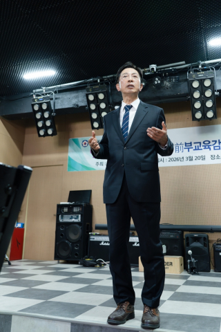 황호진 전 전북교육청부교육감이 도전한국인본부로부터 ‘청렴교육대상’을 수상하고 소감을 전하고 있다