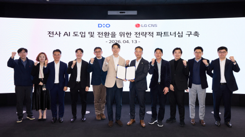 LG CNS 화학·전지사업부장 장민용 상무(왼쪽에서 6번째)와 디오임플란트 오윤석 부사장(오른쪽에서 5번째)이 전사 AI 도입 및 전환을 위한 전략적 파트너십 구축을 기념해 양사 