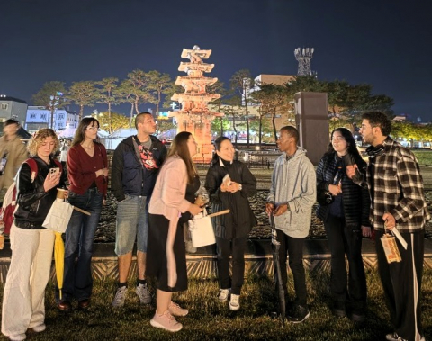 외국인 팸투어 참가자들이 ‘2026 부여 국가유산 야행’ 프로그램인 ‘백제목간(나무에 새겨진 비밀)’ 투어에 참여하고 있다