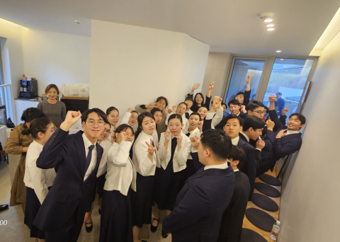 ‘E&I Choir’ 합창단의 공연 직전 모습. 긴장감 대신 설렘과 열정이 대기실을 가득 채우고 있다. 무대에 오르기 전 단원들이 서로에게 보내는 뜨거운 격려와 단단한 눈빛은 이미