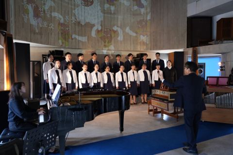 모두함께문화예술원에서 운영하는 ‘E&I Choir’는 장애인과 비장애인이 함께 화음을 이루는 4성부 합창단이다. 양평의 모던클로이스터에서 상시 연주회를 열고 있으며, 서로의 목소리