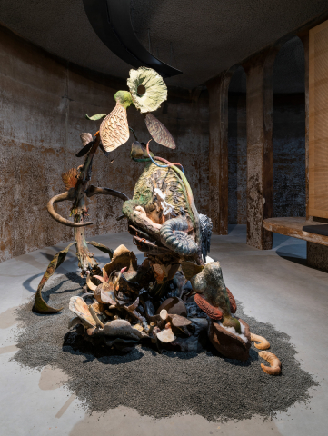 김정헌(한국/제주) b.1991 ‘진화의 씨앗: 떠오르는 고대의 미래, 하나이자 여러 소중한 숨결로 이어지는 뿌리’. 2023, 도자, 종이죽, 철 파이프, 천연 피그먼트, 자갈,