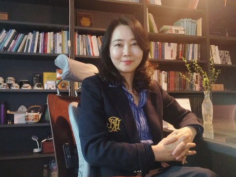 서울불교대학원대학교 상담심리학과 미술치료학전공 주임교수 길은영 교수가 연구실에서 석박사생의 대학원 생활과 진도 지도를 위한 개별 면담을 진행하고 있다