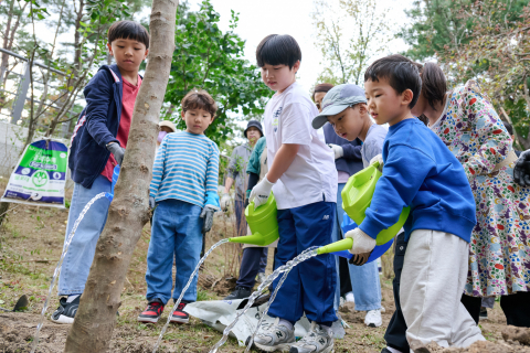 창경궁 내 ‘KB GreenWave 궁궐숲’에서 시민 봉사자들이 나무심기 봉사활동을 진행하고 있다