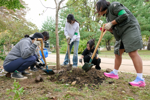 창경궁 내 ‘KB GreenWave 궁궐숲’에서 시민 봉사자들이 나무심기 봉사활동을 진행하고 있다