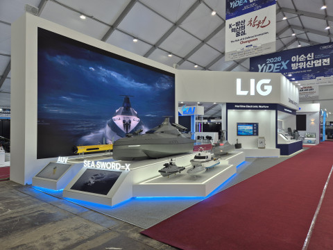 2026 이순신 방위산업전 전시장에 마련된 LIG D&A 부스 전경