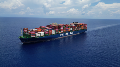 HD현대 아비커스의 대형선박용 자율운항 솔루션 하이나스 컨트롤(HiNAS Control)이 적용된 컨테이너 운반선