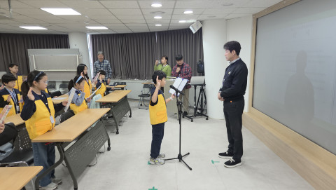 강남구 ‘제5기 아동정책참여단’ 단원들이 선서를 하고 있다(제공=역삼청소년센터)