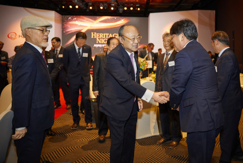 김승연 회장이 4월 16일 북일학원 퇴직교사 초청만찬에 참석한 선생님들과 인사를 하고 있다