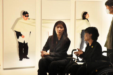 20일 장애인의 날을 맞아 서울 중구 모두예술공간에서 ‘2026 모두공감기획전 관계의 기술 : 기꺼이 기어이 기대어’ 개막식이 열린 가운데 이소희 국회의원과 방귀희 한국장애인문화예