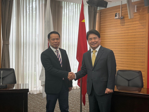 한국지방행정연구원 육동일 원장(오른쪽)과 뤄 펑 상해행정학원 부원장이 공동세미나에서 악수를 나누고 있다