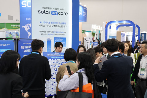 방문객들이 2026 국제그린에너지엑스포 솔라온케어 부스를 둘러보고 있다 ©에이치에너지