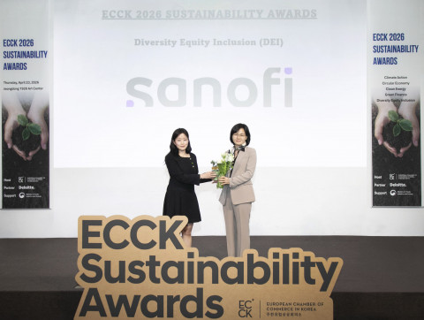 사노피 배경은 대표(오른쪽)가 ‘ECCK 2026 지속가능성 어워드’ DE&I 부문 수상을 기념해 사진 촬영을 하고 있다