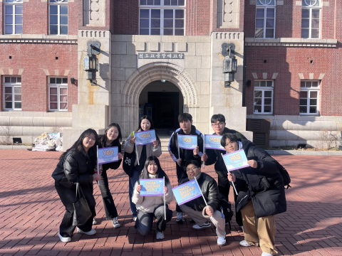 유스굿윌가이드 16기 단원들이 인사동 일대에서 조별 모의가이드를 진행한 뒤 기념사진을 촬영하고 있다