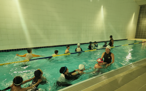 금나래문화체육센터에서 초등학생들을 대상으로 수상 안전사고 예방과 위기 대응 능력 향상을 위한 ‘생존수영 프로그램’을 진행하고 있다(사진=금천구시설관리공단)