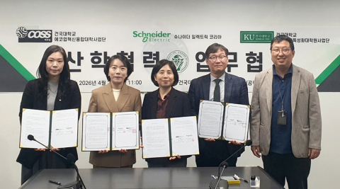 왼쪽부터 슈나이더 일렉트릭 코리아 마케팅 커뮤니케이션 총괄 김태율 본부장, 슈나이더 일렉트릭 코리아 파워 프로덕트 사업부 및 채널 총괄 김은지 본부장, 건국대 탄소중립 특성화대학원
