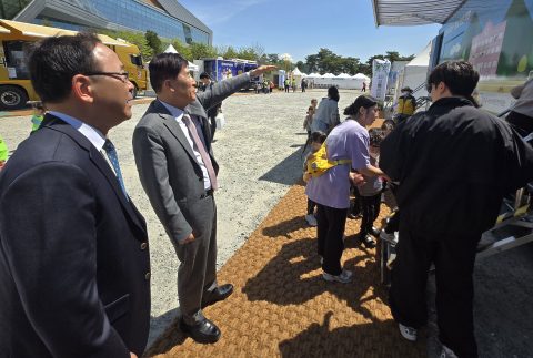 한국교육시설안전원 허성우 이사장이 16일 세종시 정부세종컨벤션센터에서 ‘재난체험차량’의 학교 현장 맞춤형 재난예방 프로그램에 대해 설명하고 있다(제공: 한국교육시설안전원)